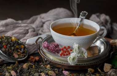 Eski bir arka planda, fincanda çay