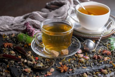 Eski bir arka planda, fincanda çay