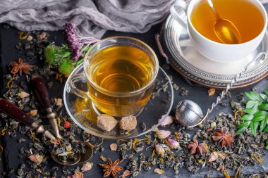 Eski bir arka planda, fincanda çay