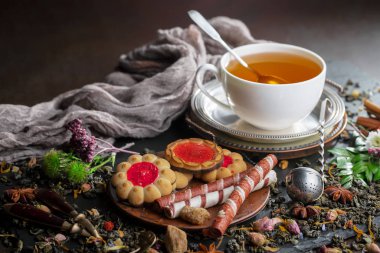 Eski bir arka planda, fincanda çay