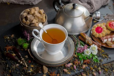 Eski bir arka planda, fincanda çay