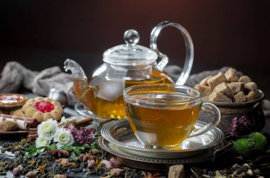 Eski bir arka planda, fincanda çay