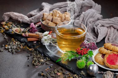 Eski bir arka planda, fincanda çay