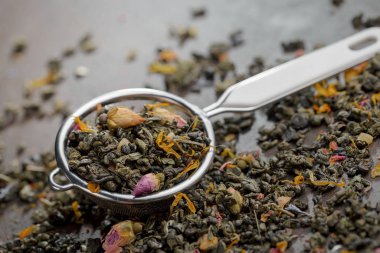 Eski bir arka planda, fincanda çay