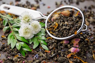 Eski bir arka planda, fincanda çay