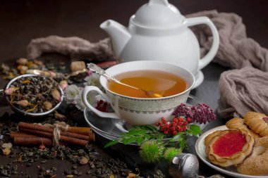 Eski bir arka planda, fincanda çay