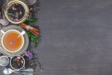 Eski bir arka planda, fincanda çay