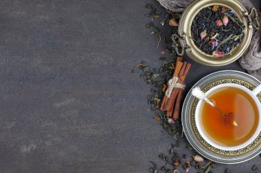 Eski bir arka planda, fincanda çay