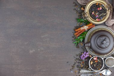 Eski bir arka planda, fincanda çay