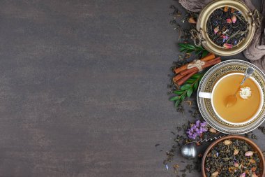 Eski bir arka planda, fincanda çay