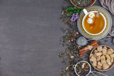 Eski bir arka planda, fincanda çay