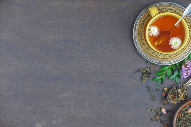 Eski bir arka planda, fincanda çay