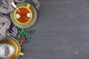 Eski bir arka planda, fincanda çay