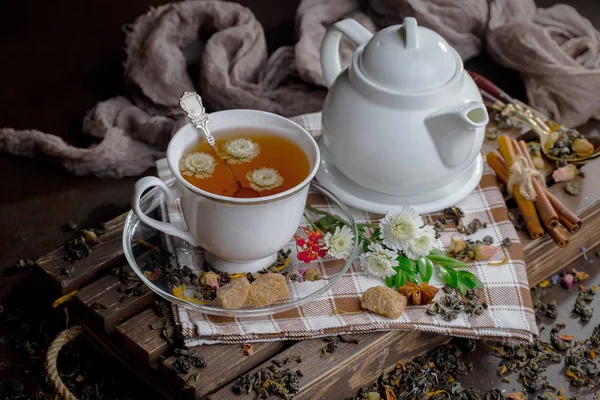 Thé Dans Une Tasse Sur Vieux Fond — Photo