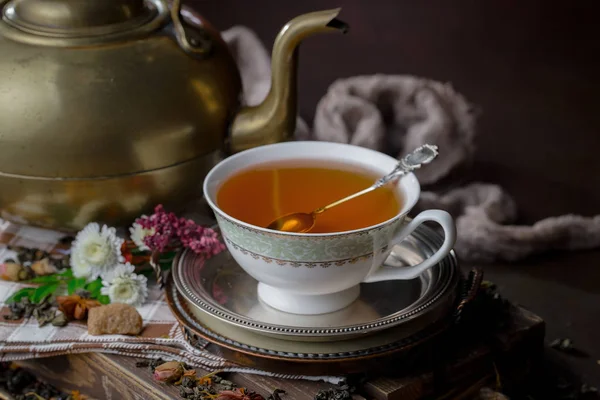 Thé Dans Une Tasse Sur Vieux Fond — Photo