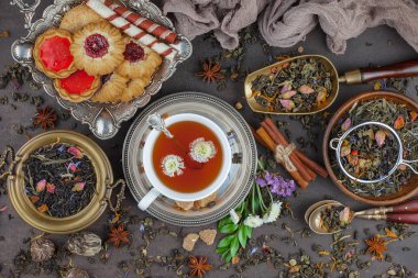 Eski bir arka planda, fincanda çay