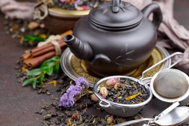 Eski bir arka planda, fincanda çay