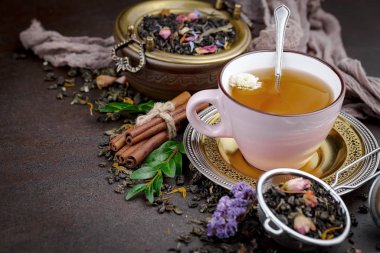 Eski bir arka planda, fincanda çay