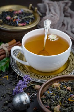 Eski bir arka planda, fincanda çay