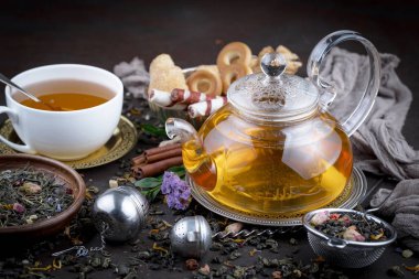 Eski bir arka planda, fincanda çay