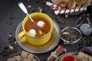 Eski bir arka planda, fincanda çay