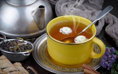 Eski bir arka planda, fincanda çay