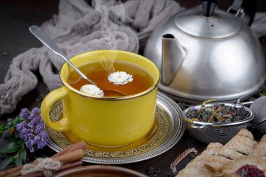 Eski bir arka planda, fincanda çay