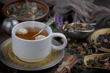 Eski bir arka planda, fincanda çay