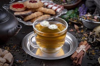 Eski bir arka planda, fincanda çay