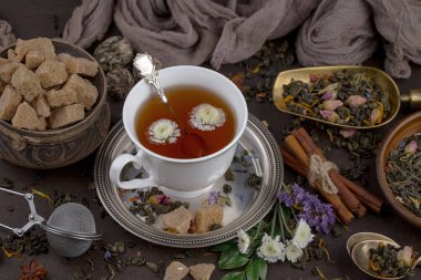 Eski bir arka planda, fincanda çay