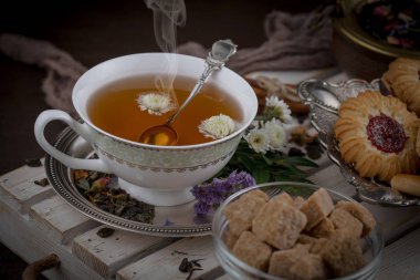 Eski bir arka planda, fincanda çay