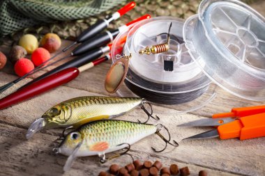 Masada mutfak aksesuarları olan eski bir arka planda taze ekmek..