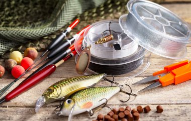 Masada mutfak aksesuarları olan eski bir arka planda taze ekmek..