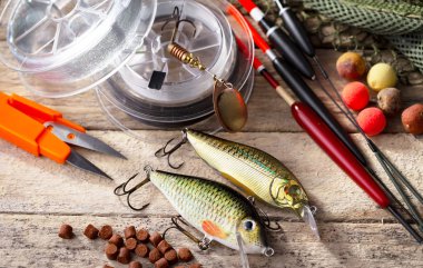 Masada mutfak aksesuarları olan eski bir arka planda taze ekmek..