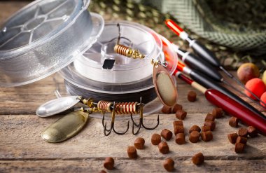 Masada mutfak aksesuarları olan eski bir arka planda taze ekmek..