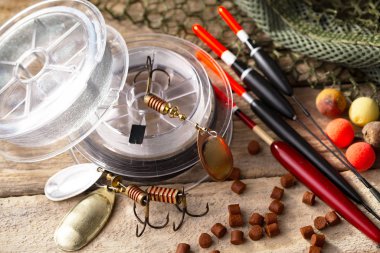 Masada mutfak aksesuarları olan eski bir arka planda taze ekmek..