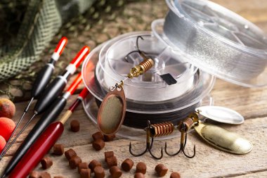 Masada mutfak aksesuarları olan eski bir arka planda taze ekmek..