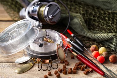 Masada mutfak aksesuarları olan eski bir arka planda taze ekmek..