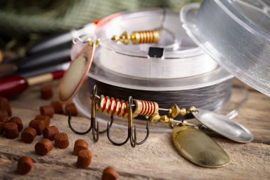 Masada mutfak aksesuarları olan eski bir arka planda taze ekmek..