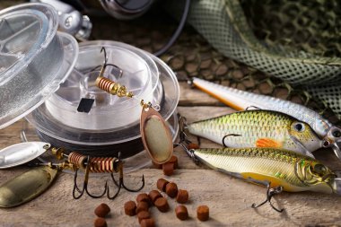 Masada mutfak aksesuarları olan eski bir arka planda taze ekmek..