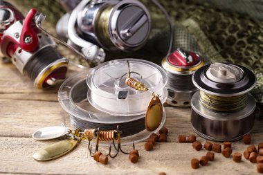 Masada mutfak aksesuarları olan eski bir arka planda taze ekmek..