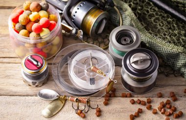 Masada mutfak aksesuarları olan eski bir arka planda taze ekmek..