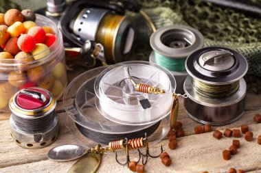 Masada mutfak aksesuarları olan eski bir arka planda taze ekmek..