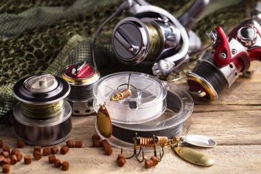 Masada mutfak aksesuarları olan eski bir arka planda taze ekmek..