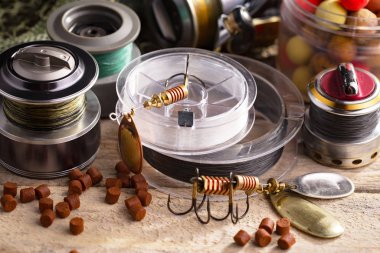 Eski bir arkaplanda dönen ve balık tutan çubuklar