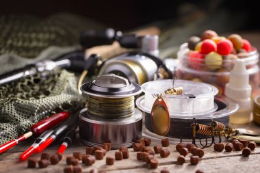 Eski bir arkaplanda dönen ve balık tutan çubuklar