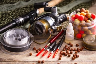 Eski bir arkaplanda dönen ve balık tutan çubuklar