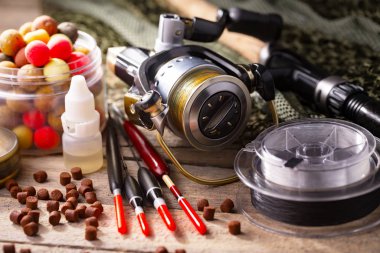 Eski bir arkaplanda dönen ve balık tutan çubuklar