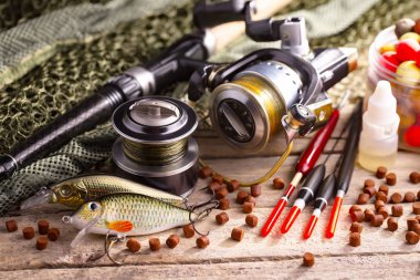 Eski bir arkaplanda dönen ve balık tutan çubuklar