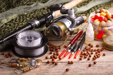 Eski bir arkaplanda dönen ve balık tutan çubuklar